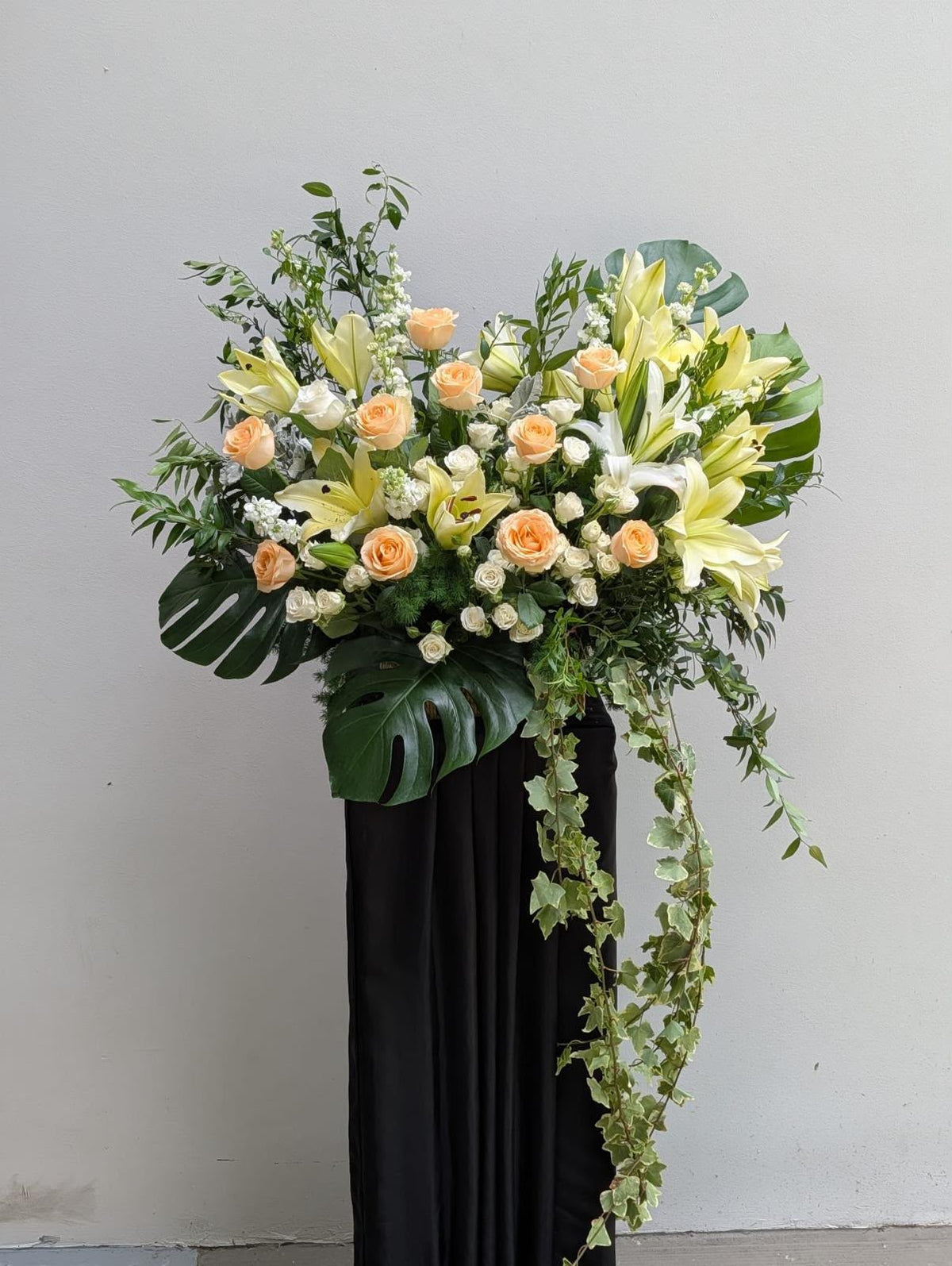 Momoko Heaven's Embrace Condolence Flower Stand