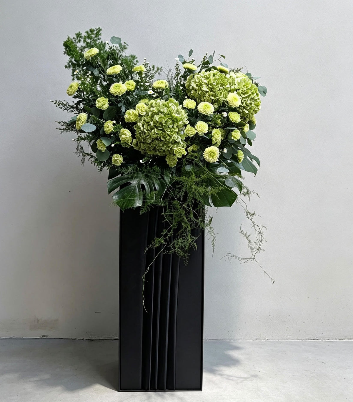 Momoko Willow Grace Condolence Flower Stand