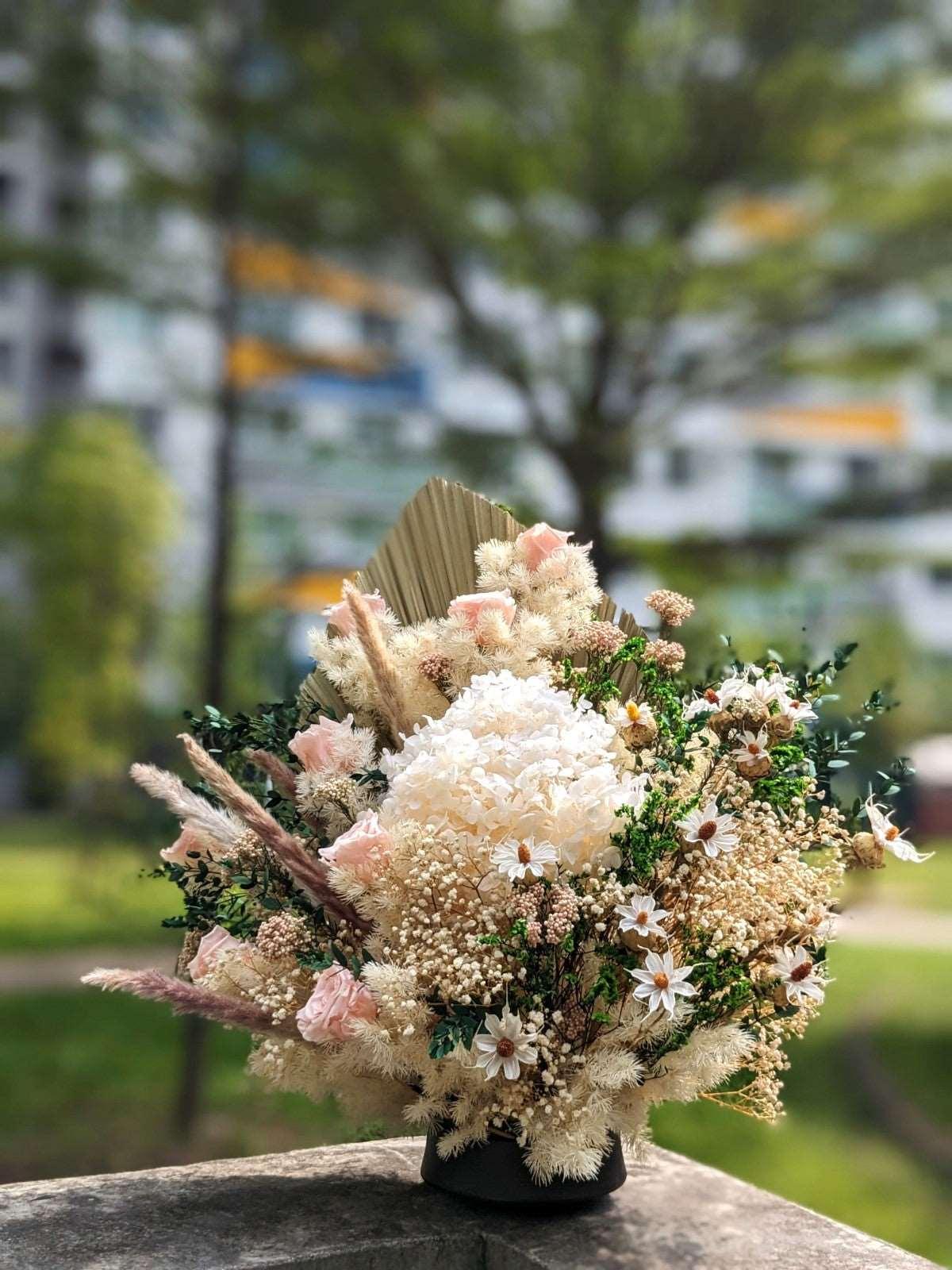 Momoko Saylendra White Flower Arrangment - Momoko Flower